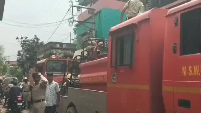 রায়গঞ্জ: রায়গঞ্জে মোহনবাটি বাজারের পেছনে অগ্নিকাণ্ডে চাঞ্চল্য, ঘটনাস্থলে ২ টা ইঞ্জিন