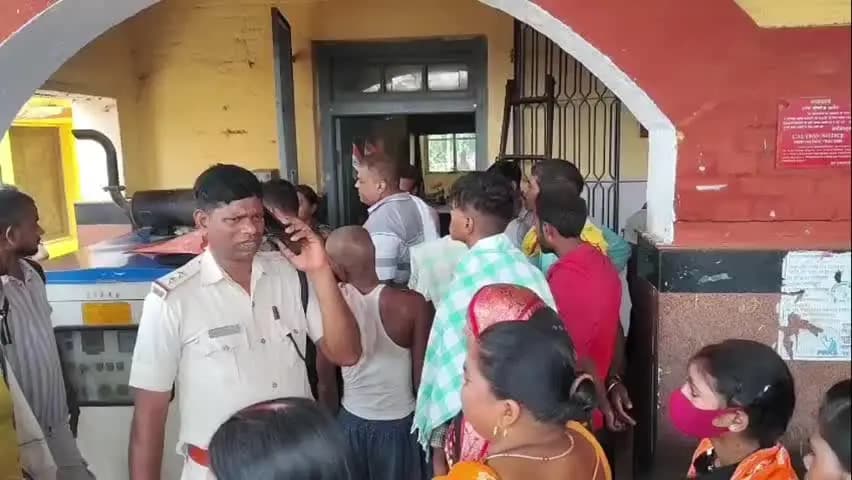 अमरपुर: ट्रेन पकड़ने जा रहा परिवार हादसे का शिकार, पति-पत्नी और मासूम बच्ची की मौत