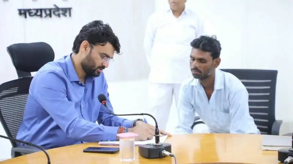 जनसुनवाई में कलेक्टर श्री हिमांशु चंद्रा ने सुनीं नागरिकों की समस्याएं
कलेक्टोरेट सभाकक्ष, नीमच में मंगलवार को आयोजित जनसुनवाई में कलेक्टर Himanshu Chandra ने आमजन की समस्याएं एवं शिकायतें सुनीं। उन्होंने संबंधित जिला अधिकारियों को प्राप्त आवेदनों का प्राथमिकता के साथ परीक्षण कर समय-सीमा में त्वरित एवं प्रभावी निराकरण सुनिश्चित करने के निर्देश दिए।
CM Madhya Pradesh
Jansampark Madhya Pradesh
#Jansunwai #GoodGovernance #Neemuch
#नीमच