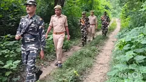 बलरामपुर: भारत-नेपाल सीमावर्ती क्षेत्र में पुलिस और सशस्त्र सीमा बल द्वारा किया जा रहा संयुक्त गश्त