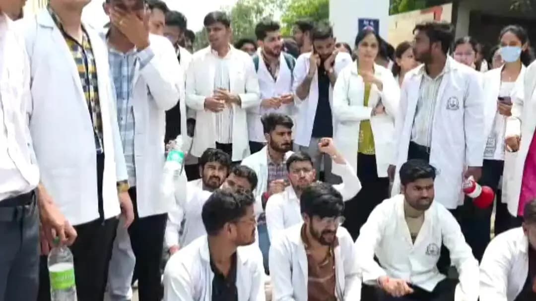 खंडवा नगर: खंडवा मेडिकल कॉलेज में जूनियर डॉक्टरों की हड़ताल, अस्पताल के बाहर लगा जाम, 30 हजार रुपये स्टाइपेंड की मांग