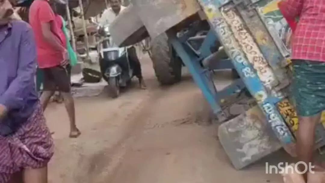 బాపట్ల: కొల్లూరు వద్ద ఇటుక ట్రాక్టర్ బోల్తా, కారుపై పడ్డ ఇటుకలు.. తప్పిన ప్రమాదం