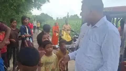 तरबगंज: तरबगंज तहसील क्षेत्र के बाढ़ ग्रस्त ऐली परसौली और बहादुर माझा में बाढ़ पीड़ितों को जिला प्रशासन ने लंच पैकेट वितरित किए