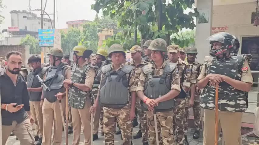संभल: संभल में बाबा बहाउद्दीन शाह मस्जिद पर एएसआई सर्वे को लेकर कई थानों का पुलिस फोर्स सुरक्षा के कड़े इंतजाम में मौजूद
