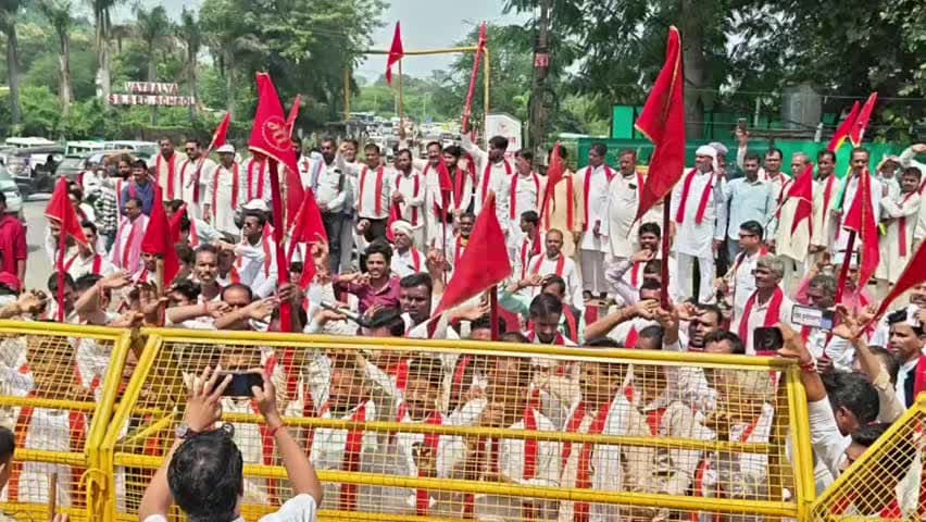 सागर नगर: जहरीली शराब कांड के विरोध में भगवती मानव कल्याण संगठन का कलेक्टर कार्यालय के बाहर प्रदर्शन, एसपी हटाओ के नारे लगाए
