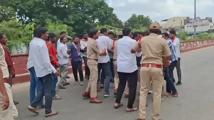 నిర్మల్: అసెంబ్లీలో స్పీకర్ గడ్డం ప్రసాద్ ను అవమానించడంపై నిర్మల్ లో కాంగ్రెస్ ఆందోళన.. కేసీఆర్ దిష్టిబొమ్మ దహనం