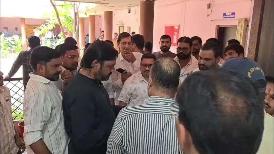 हरदा: बालाजी पब्लिक स्कूल में छात्रा से मारपीट का आरोप, पिता कार्रवाई की मांग लेकर कलेक्टर की जनसुनवाई में पहुंचे