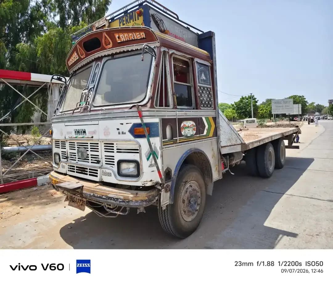 श्री आशा राम चौधरी SP नागौर के निर्देशन में SHO खींवसर मय टीम द्वारा ट्रक (थाटा) चोरी के प्रकरण में नागौर पुलिस द्वारा त्वरित कार्यवाही करते हुए मात्र 05 घंटे के भीतर चोरी हुआ ट्रक (थाटा) बरामद कर, एक आरोपी लादूराम को किया गिरफ्तार।
@IgpAjmer
@PoliceRajasthan