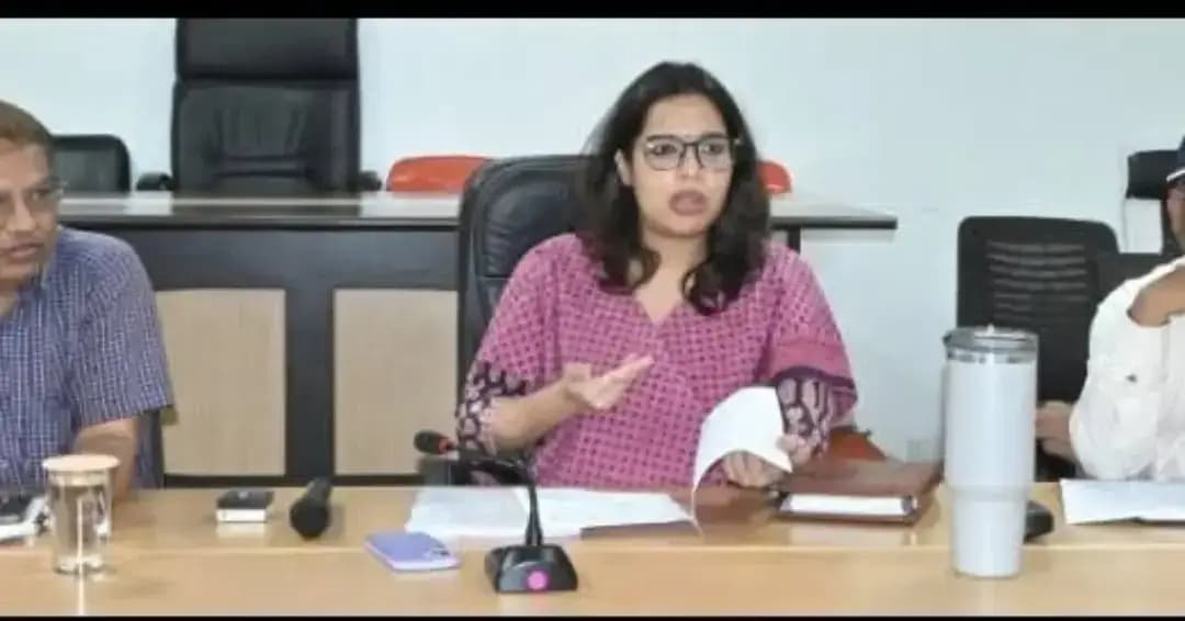 📢 वार्ड आरक्षण की तैयारी शुरू
नगर पालिक निगम भिलाई क्षेत्र में आगामी वार्ड आरक्षण प्रक्रिया 09 सितम्बर 2026, बुधवार को सुबह 11 बजे कला मंदिर, सिविक सेंटर सेक्टर-06 में आयोजित होगी।
निगम आयुक्त सुश्री सुरुचि सिंह ने अधिकारियों को प्रक्रिया स्थल पर आवश्यक व्यवस्थाएं सुनिश्चित करने के निर्देश दिए हैं। आम नागरिकों एवं पत्रकारों के लिए पृथक बैठक व्यवस्था की जाएगी।
🔹 प्रक्रिया होगी पारदर्शी एवं व्यवस्थित
🔹 नागरिकों एवं मीडिया प्रतिनिधियों की सुविधा का रखा जाएगा ध्यान
🔹 निगम प्रशासन द्वारा आवश्यक तैयारियां जारी
पारदर्शिता और जनभागीदारी के साथ वार्ड आरक्षण प्रक्रिया संपन्न कराने के लिए निगम प्रशासन प्रतिबद्ध है।
#Bhilai #WardReservation #नगरनिगमभिलाई #सुरुचिसिंह #पारदर्शिता जनभागीदारी