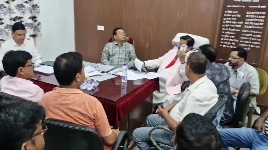 सारठ: सारठ प्रखंड में MLA चुन्ना सिंह ने SIR पर BDO, सीओ व अन्य अधिकारियों संग की बैठक, दिए जरूरी दिशा-निर्देश