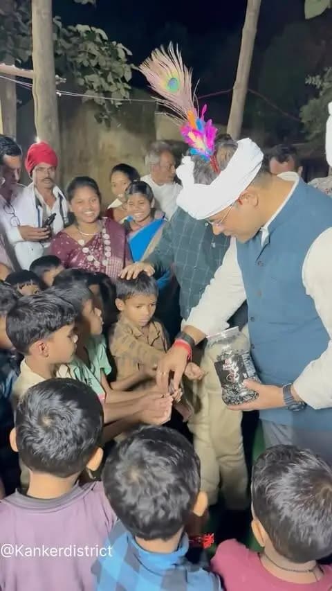 नक्सल मुक्त क्षेत्र में विकास की नई तस्वीर
▪️ कांकेर कलेक्टर श्री कुंदन कुमार एवं जिला पंचायत सीईओ श्री हरेश मंडावी देर रात करीब 10 बजे कोयामुरी पहुंचे।
▪️ ग्रामीणों, स्कूली बच्चों, गायता, पटेल एवं सामाजिक पदाधिकारियों के बीच बैठकर जमीनी समस्याएं सुनीं।
▪️ बच्चों ने निडर होकर JEE एवं NEET जैसी प्रतियोगी परीक्षाओं की निःशुल्क कोचिंग की मांग रखी।
▪️ ग्रामीणों ने शिक्षा, स्वास्थ्य, सड़क, आंगनबाड़ी, रोजगार एवं पुल-पुलिया से जुड़ी समस्याएं प्रशासन के समक्ष रखीं।
▪️ कलेक्टर ने संस्थागत प्रसव, सिकल सेल जांच, मलेरिया से बचाव, टीकाकरण एवं सुपोषण के प्रति ग्रामीणों को जागरूक किया।
▪️ दिन में ग्राम सोड़े स्थित ‘बिदिया केतुल’ पुस्तकालय का निरीक्षण कर शिक्षा के क्षेत्र में ग्रामीणों के प्रयासों की सराहना की।
▪️ जिस क्षेत्र में कभी नक्सलियों की दहशत और भय का माहौल था, वहां आज शिक्षा और विकास के बेहतर भविष्य पर चर्चा हो रही है।
#Kanker #Chhattisgarh #BadaltaBastar #Naxal