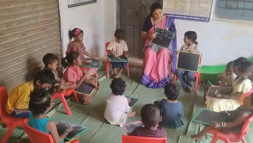 #बालाघाट
भोजन के साथ शिक्षा भी है जरूरी
प्रभावित क्षेत्रों के ग्राम की आंगनबाड़ियों में बच्चों को शिक्षा के साथ भोजन भी दिया जा रहा है।
#CMMadhyaPradesh #JansamparkMP #schooledump #WelfareTribal #mp_wcdmp
#healthminmp