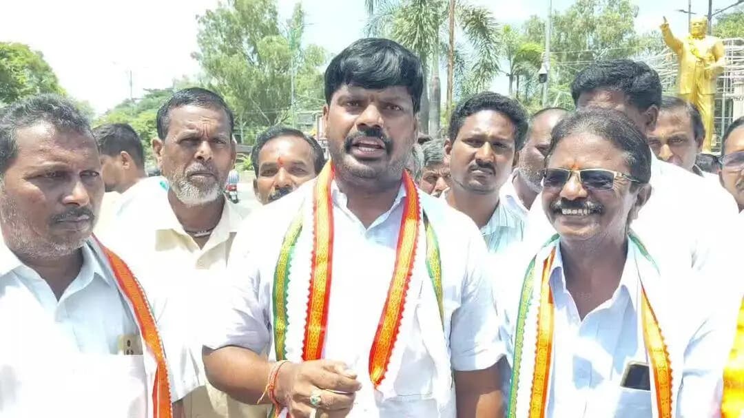 సిరిసిల్ల: పట్టణ కాంగ్రెస్ ఆధ్వర్యంలో అంబేద్కర్ చౌక్ లో నిరసన తెలిపిన అనంతరం మాట్లాడిన పట్టణ కాంగ్రెస్ అధ్యక్షుడు సూర దేవరాజు