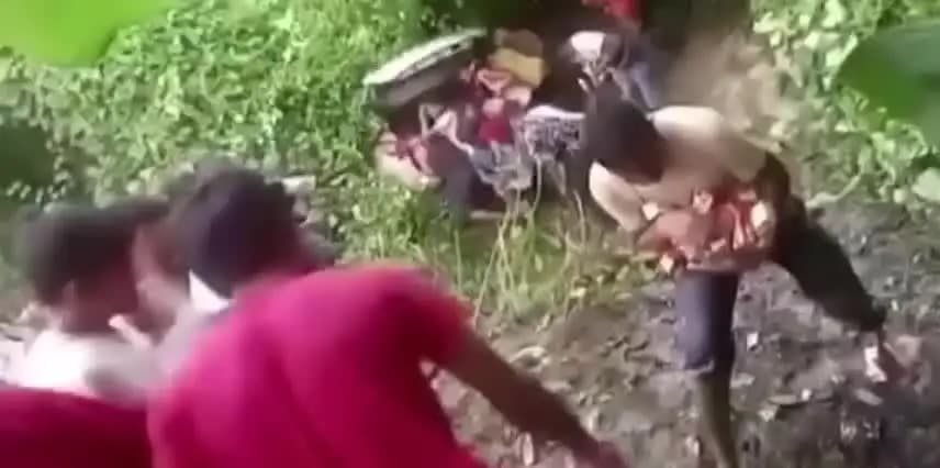 दलसिंहसराय: समस्तीपुर में शराब लदी कार गड्ढे में पलटी, फ्रूटी पैक बोतलें लूटने की मची होड़