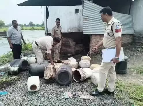 मंदसौर जिले शराब की धर पकड़ शुरू ,,पुलिस अवैध शराब के ठिकानों पर देवड़ी दबिश,,