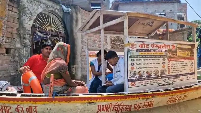 बाढ़ प्रभावित क्षेत्रों में स्वास्थ्य सेवाओं की निरंतर उपलब्धता सुनिश्चित करने के लिए बोट एंबुलेंस लगातार सक्रिय है। जलमग्न एवं दुर्गम क्षेत्रों में बोट एंबुलेंस के माध्यम से पहुंचकर जरूरतमंद लोगों को चिकित्सा सुविधा उपलब्ध कराई जा रही है।
बाढ़ की चुनौतीपूर्ण परिस्थितियों के बीच चिकित्सकीय टीम द्वारा लोगों की जांच एवं उपचार किया जा रहा है तथा आवश्यकतानुसार दवाएं भी उपलब्ध कराई जा रही हैं। प्रभावित क्षेत्रों में स्वास्थ्य सेवाओं की पहुंच बनाए रखने के लिए बोट एंबुलेंस का लगातार परिचालन जारी है।