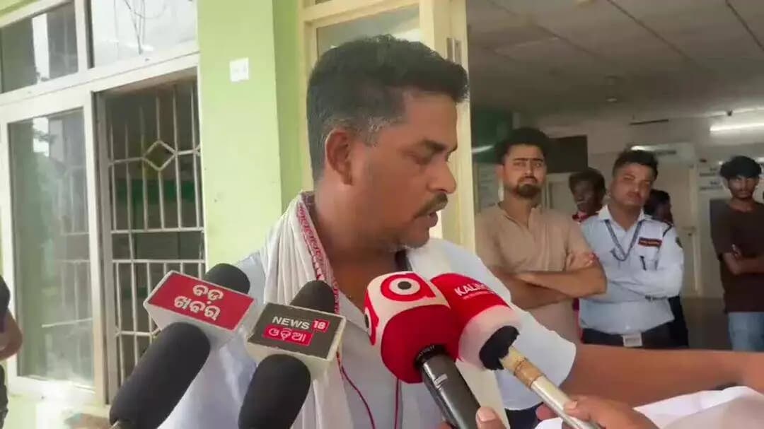 ମାଲକାନଗିରି: ମାଲକାନଗିରି ଜିଲ୍ଲା ମୁଖ୍ୟ ଚିକିତ୍ସାଳୟରେ ଉତ୍ତେଜନା: ବିଚାରାଧୀନ କଏଦୀଙ୍କ ମୃତ୍ୟୁକୁ ନେଇ ମୁଖ୍ୟ ଫାଟକ ଆଗରେ ପରିବାରର ପ୍ରତିବାଦ