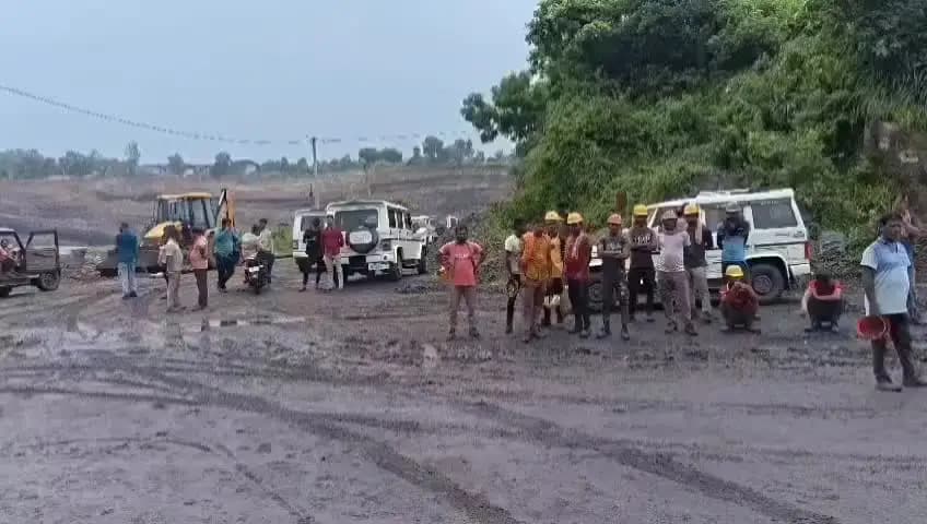 বারাবনী: ইটাপাড়া ওসিপিতে ন্যূনতম মজুরির দাবিতে শ্রমিক বিক্ষোভ