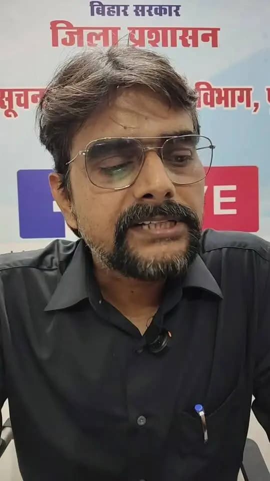 श्री निखिल कुमार सिंह, अवर निर्वाचन पदाधिकारी, पूर्णिया द्वारा जिला प्रशासन, पूर्णिया के फेसबुक लाइव के माध्यम से निर्वाचन विभाग पर संचालित विभिन्न जानकारियां दी जा रही है।