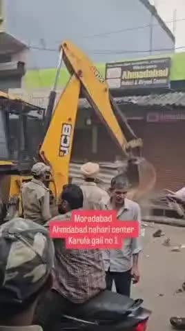 मुरादाबाद: करूला गली नंबर एक में लोगों द्वारा किए गए अतिक्रमण पर निगम की टीम ने चलाया बुलडोजर