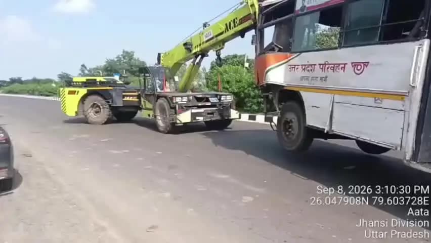 कालपी: आटा थाना क्षेत्र में झांसी-कानपुर हाईवे पर ट्रक में घुसी रोडवेज बस, सवारियों में मची चीख-पुकार, 8 लोग घायल