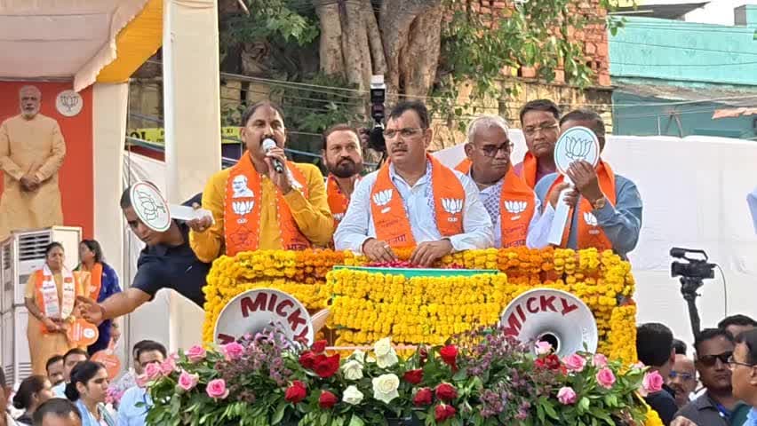 लाडपुरा: कोटा में CM भजनलाल शर्मा का रोड शो, ओपन जिप्सी में सवार होकर मुख्यमंत्री निकले, कार्यकर्ताओं का उमड़ा जनसैलाब