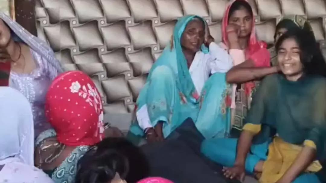 चंदौसी: गांव भाटौर में जैसे ही एक साथ तीन शव पहुंचे, मची चीख-पुकार, गांव में पसरा मातम