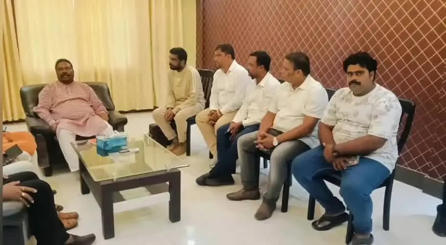 ରାୟଗଡା: ମନ୍ତ୍ରୀ ରବି ନାରାୟଣ ନାୟକଙ୍କ ମାତୃ ବିୟୋଗ ଖବର ଶୁଣି ଘରକୁ ଯାଇ ପରିବାରଙ୍କୁ ସମବେଦନା ଜ୍ଞାପନ କଲେ ଜିଲ୍ଲା ବିଜେପି ନେତା