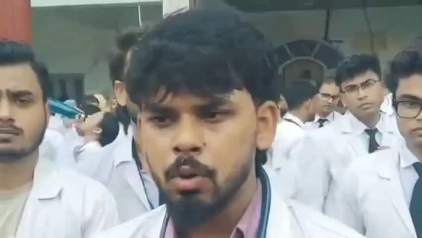 कांठ: कलेक्ट्रेट पर होम्योपैथिक मेडिकल कॉलेज के छात्र-छात्राओं ने किया जोरदार प्रदर्शन
