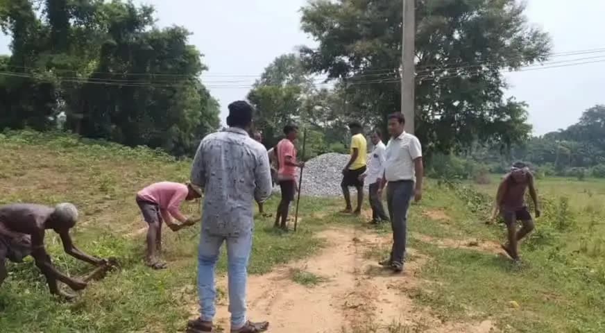 ରାୟଗଡା: ରାମନାଗୁଡ଼ା ବ୍ଲକର ଗୁଲୁମୁଣ୍ଡା ଓ କୁଜେନ୍ଦ୍ରି ଗ୍ରାମ ପଂଚାୟତ ଗସ୍ତ କରି ବିଭିନ୍ନ ଉନ୍ନତିମୂଳକ କାର୍ଯ୍ୟର ସ୍ଥିତି ସମୀକ୍ଷା କଲେ ବିଡ଼ିଓ