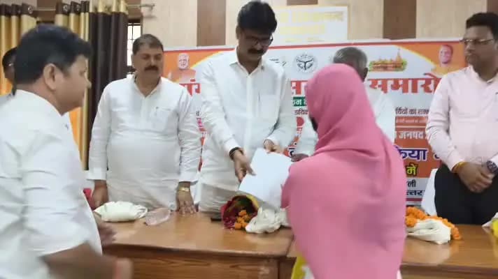 चकिया: तहसील सभागार में नव नियुक्त आंगनबाड़ी कार्यकत्रियों को मिले नियुक्ति पत्र, चयन प्रक्रिया पर महिला ने उठाए सवाल
