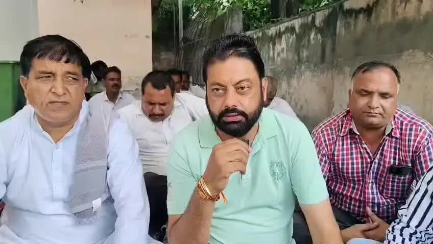 सफाई कर्मचारी को जेजेपी पार्टी के पूर्व प्रधान जगबीर मोहड़ी ने दिया समर्थन