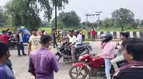 मरकच्चो: मरकच्चो प्रखंड के जामु गांव में बिजली न होने के कारण मंगलवार दोपहर 1 बजे से घंटों रोड जाम रहा