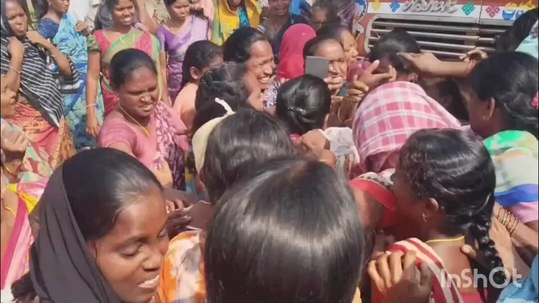 జూలూరుపాడు: మణుగూరు లోని ఇసుక క్వారీల వద్ద స్థానికుల ఆందోళన, తమకి ఉపాధి కల్పించాలని లారీలు ముందు బయట నుంచి నిరసన తెలిపిన స్థానికులు