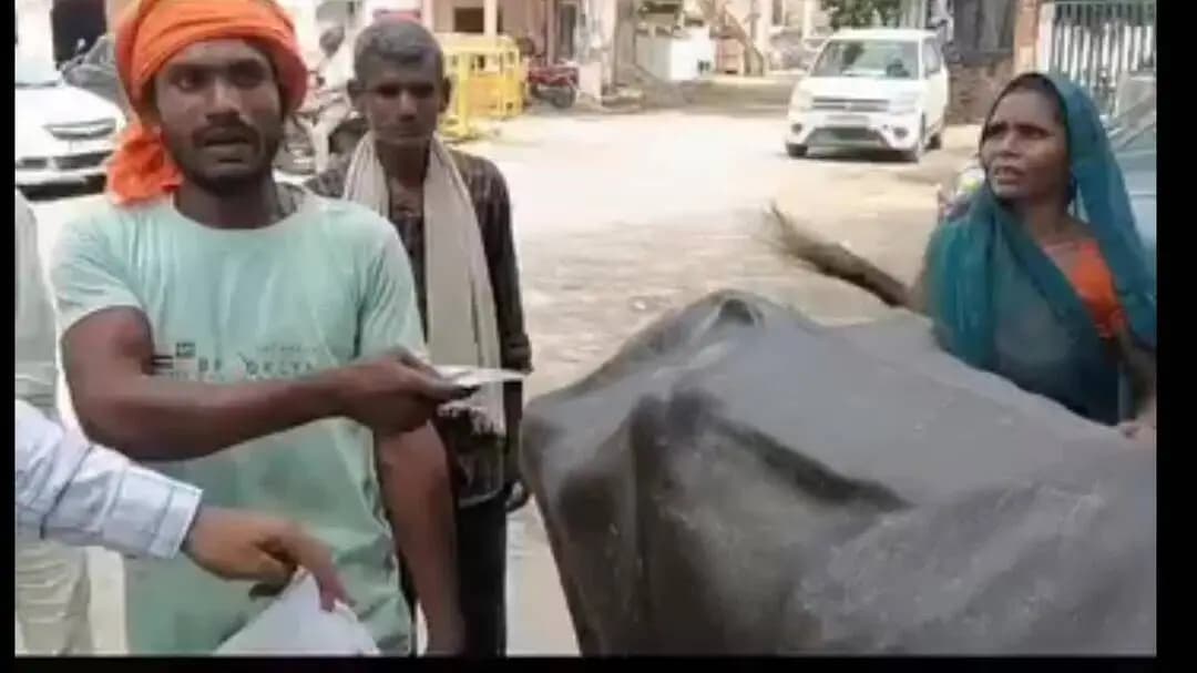 मिश्रिख: दबंग से परेशान किसान भैंस और परिवार सहित पहुंचे डीएम कार्यालय सीतापुर, वीडियो हुआ वायरल