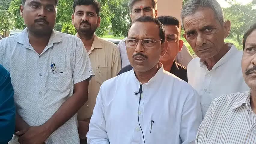 बिल्सी: सड़क हादसे में बदायूं के 13 लोगों की मौत पर बिल्सी भाजपा विधायक ने जताया गहरा दुख, मृतकों के परिजनों को दिए चेक