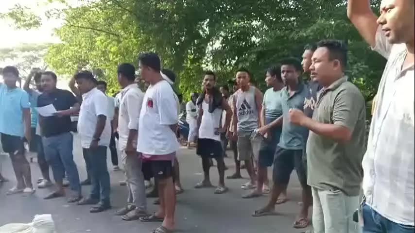 তিনিচুকীয়া: বন্যহস্তীৰ আক্ৰমণত মৃত্যু হোৱা উমাকান্ত মৰাণৰ মৃতদেহ লৈ খাৰজান পুলত ৩১৫ নং ৰাষ্ট্ৰীয় ঘাইপথ অৱৰোধ কৰি উত্তাল প্ৰতিবাদ
