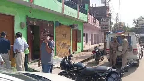 राठ: रामलीला व नगायच चौराहे में संचालित अवैध क्लिनिकों पर स्वास्थ्य विभाग ने की छापेमारी, दो अस्पताल किए सीज