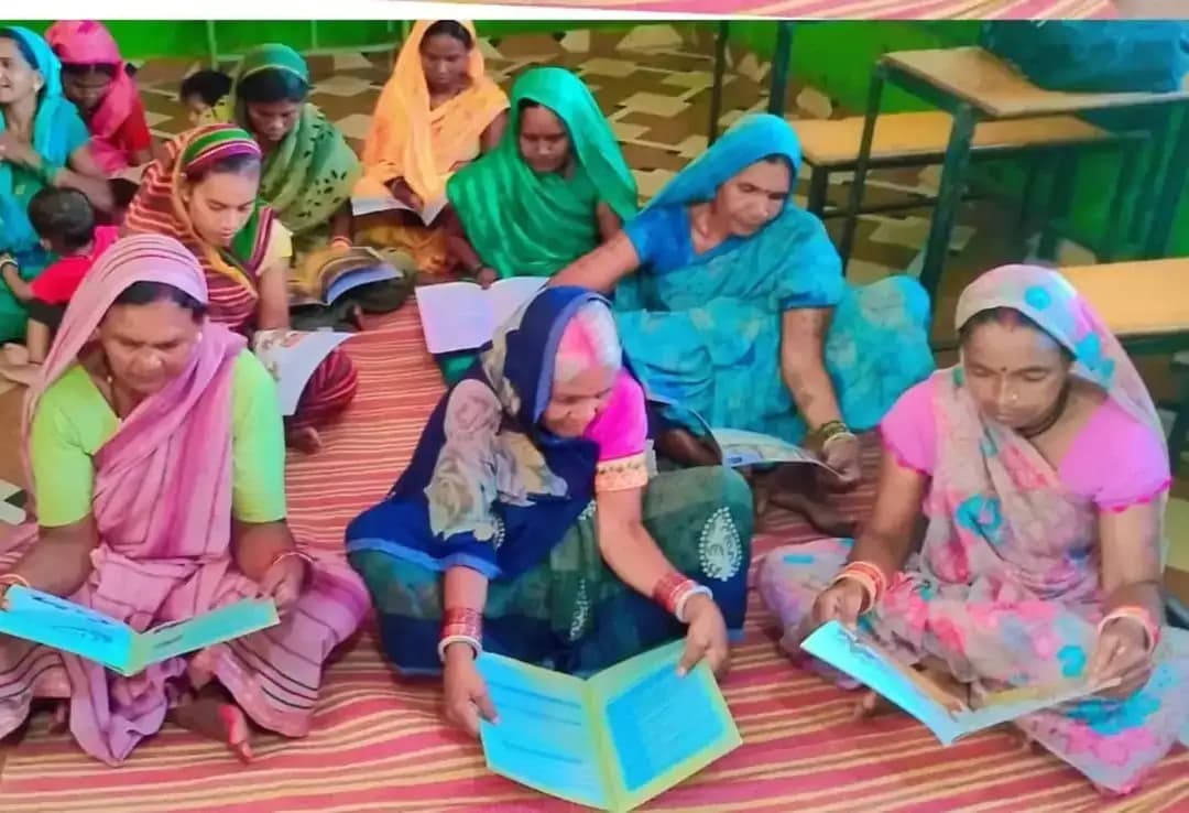 एक दीप साक्षरता के नाम
जब पूरा जिला एक साथ दीप जलाए, तो संदेश सिर्फ रोशनी का नहीं, जागरूकता और साक्षरता के संकल्प का होता है।
अंतर्राष्ट्रीय साक्षरता दिवस एवं साक्षरता पखवाड़ा के अवसर पर महासमुन्द जिले में जन-जन की भागीदारी से विविध कार्यक्रम आयोजित किए जा रहे हैं।
शाम 7 बजे “एक दीप साक्षरता के नाम” अभियान के तहत दीप जलाकर निरक्षरता के अंधकार को मिटाने और ज्ञान के प्रकाश को आगे बढ़ाने का सामूहिक संकल्प लिया गया। साक्षरता मानव श्रृंखला में स्कूली छात्र-छात्राओं, युवाओं, ग्रामीणों और वार्डवासियों ने सहभागिता निभाई।
#InternationalLiteracyDay #LiteracyDay #chhattisgarh #mahasamund