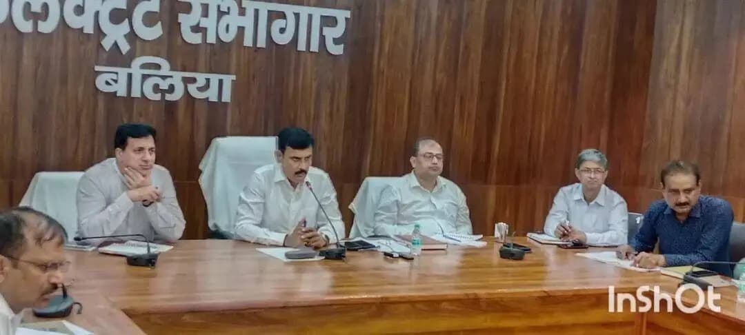 बलिया: आईजीआरएस में लापरवाही पर डीएम ने चार विभागों से स्पष्टीकरण तलब किया
