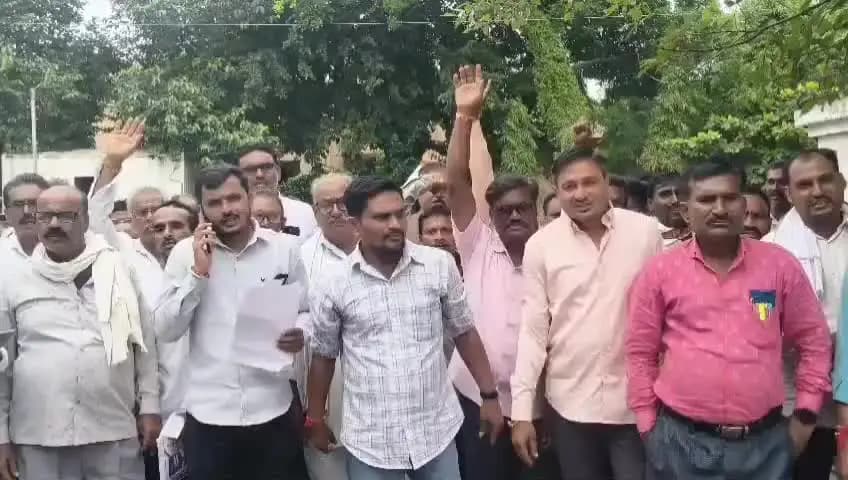 तेल्हारा: तेल्हारा तालुका कोरडा दुष्काळग्रस्त जाहीर करा; संतापलेल्या शेतकऱ्यांचा तहसील कार्यालयावर धडक मोर्चा