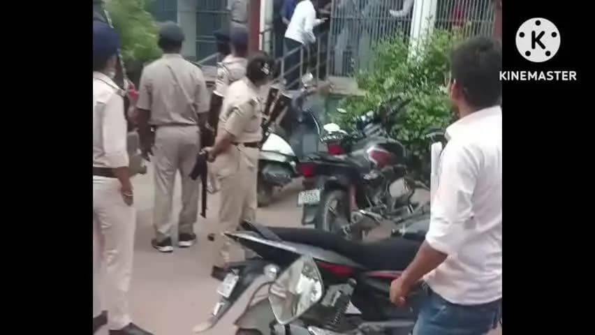 बक्सर: बक्सर कोर्ट में दुष्कर्म के आरोपी शिक्षक की पिटाई, सुरक्षाकर्मियों ने बचाया, वीडियो वायरल
