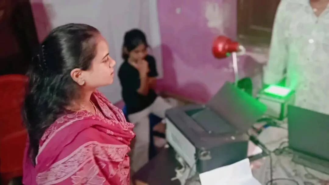 सुगौली: सुगौली प्रखंड विकास पदाधिकारी ने फूलवरिया पंचायत के आधार कार्ड केंद्र का किया निरीक्षण
