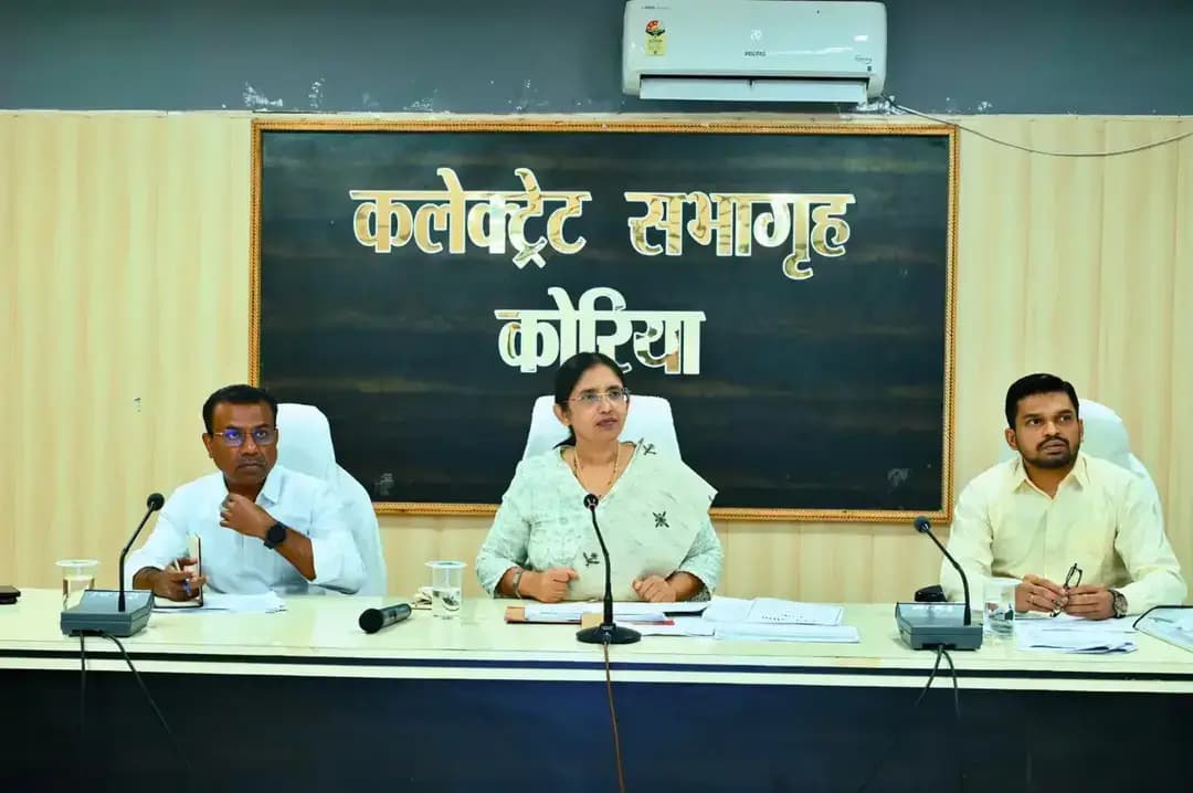 समय-सीमा बैठक में कलेक्टर के सख्त निर्देश
कलेक्टर श्रीमती रोक्तिमा यादव ने लंबित प्रकरणों के शीघ्र एवं गुणवत्तापूर्ण निराकरण के निर्देश दिए। विद्यार्थियों की शत-प्रतिशत अपार आईडी, आधार व जन्म प्रमाण पत्र बनाने, एग्रीस्टेक पंजीयन व डिजिटल क्रॉप सर्वे में तेजी, राजस्व प्रकरणों के समयबद्ध निराकरण और बारिश से क्षतिग्रस्त सड़कों की तत्काल मरम्मत पर जोर दिया।
साथ ही ग्रामीणों को अधिक से अधिक रोजगार उपलब्ध कराने तथा जनशिकायतों के संवेदनशीलता से समाधान के निर्देश दिए।
@chhattisgarhcmo @dpr.chhattisgarh
#KoreaDistrict #Chhattishgarh