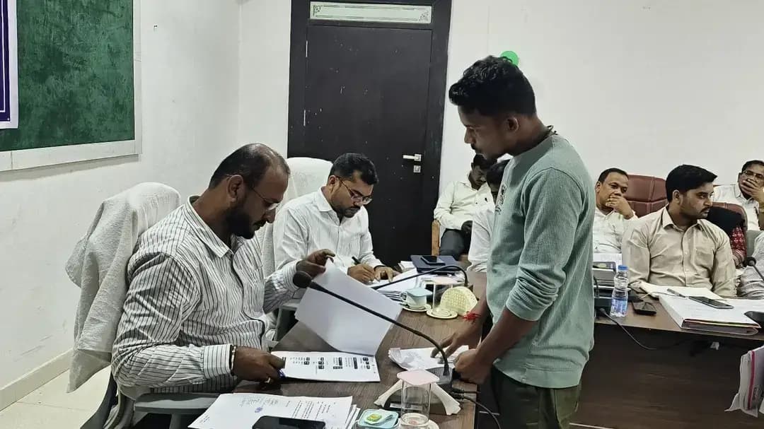 कलेक्ट्रेट के अरपा सभा कक्ष में आयोजित जनसुनवाई में जिले के विभिन्न क्षेत्रों से पहुंचे नागरिकों ने अपनी समस्याओं और मांगों से जुड़े 50 आवेदन प्रस्तुत किए। कलेक्टर श्री विजय दयाराम के. ने आवेदनों को गंभीरता से लेते हुए संबंधित विभागों के अधिकारियों को प्रत्येक प्रकरण की जांच कर नियमानुसार शीघ्र कार्रवाई करने के निर्देश दिए।
#chhattisgarhcmo
#dprchhattisgarh
#GPM