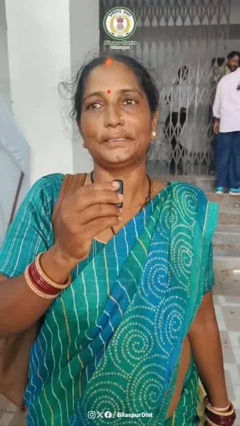 तीजा के उपहार से खिल उठीं बहनों की मुस्कान
बहतराई स्टेडियम में आयोजित तीजा मिलन समारोह में मुख्यमंत्री श्री विष्णुदेव साय ने बहनों के साथ तीजा की खुशियां साझा कीं और उन्हें उपहार भेंट किए।
सरोज साहू, मालती कश्यप और मंदाकिनी कौशिक ने तीजा का उपहार पाकर मुख्यमंत्री विष्णु भैया के प्रति आभार व्यक्त किया।
बहनों की खुशियों और सम्मान को प्राथमिकता देने वाली संवेदनशील सरकार का यही भाव है—हर बहन के चेहरे पर मुस्कान।