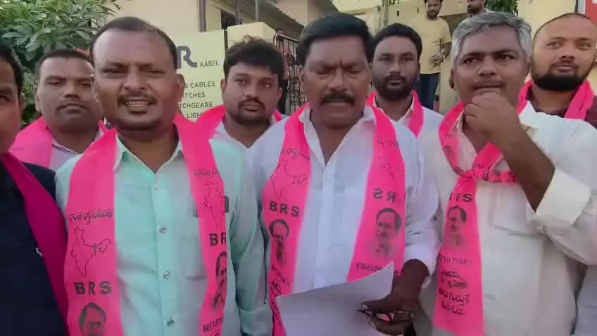 అదిలాబాద్ అర్బన్: ఆదిలాబాద్ 2 టౌన్ లో సీఎం రేవంత్ రెడ్డి, షాద్ నగర్ ఎమ్మెల్యే శంకరయ్యపై పోలీసులకు ఫిర్యాదు చేసిన బి.ఆర్.ఎస్ శ్రేణులు