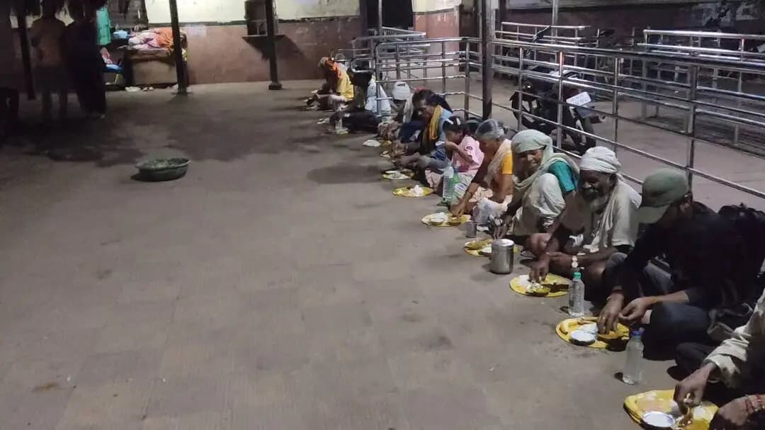 सोहागपुर: सिंचाई विभाग एसडीओ श्री अजय सिंह सेंगर ने अपने ससुर स्व.श्री लक्ष्मण सिंह जी चौहान की जन्म जयंती पर कराए भोजन।