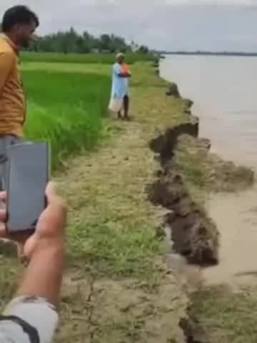 फतेेहपुर: बाराबंकी में घाघरा का खौफनाक कटान, हनुमान मंदिर नदी में समाया, अब बाबा नारायण दास मंदिर से सिर्फ 20-25 मीटर दूर पानी