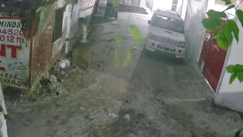 तिलहर: बिरियागंज इलाके में दिनदहाड़े मकान से विंडो चोरी का वीडियो वायरल, दो संदिग्ध हिरासत में लिए गए, CCTV फुटेज आया सामने